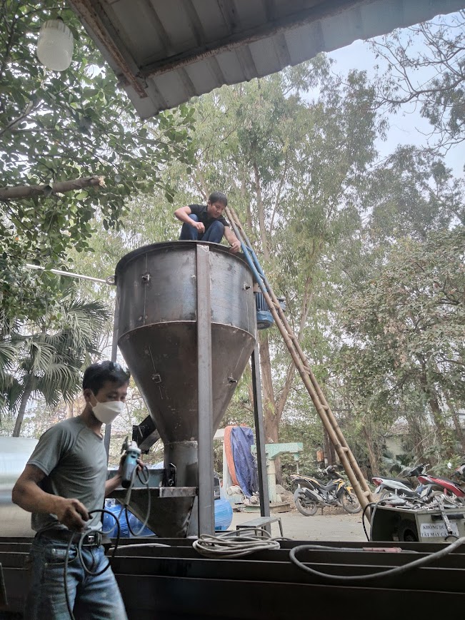 Máy trộn bột bả đứng 2000Kg 50 bao - Ảnh 1