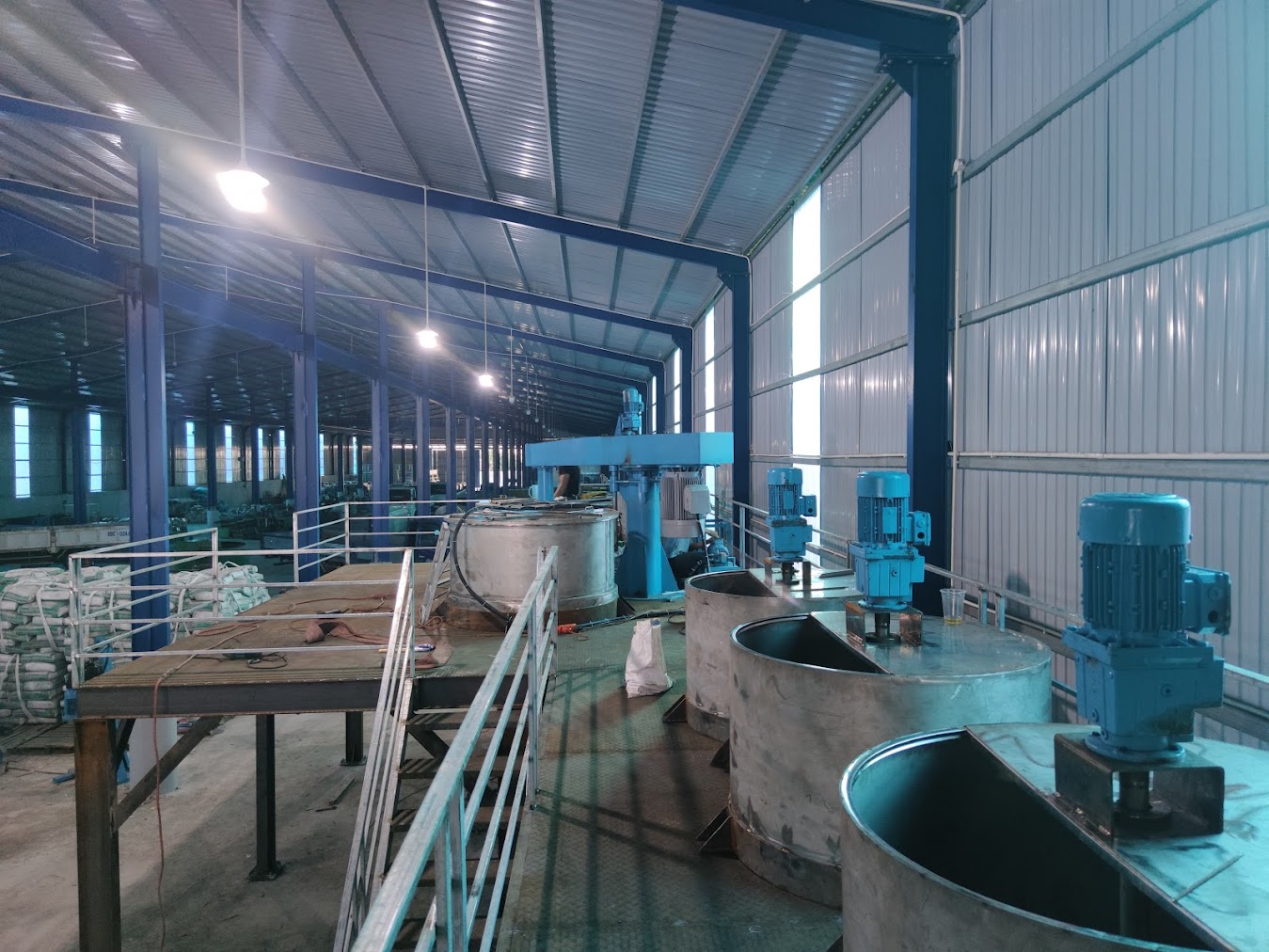 Máy khuấy sơn sàn thao tác 2500 lít - Ảnh 1