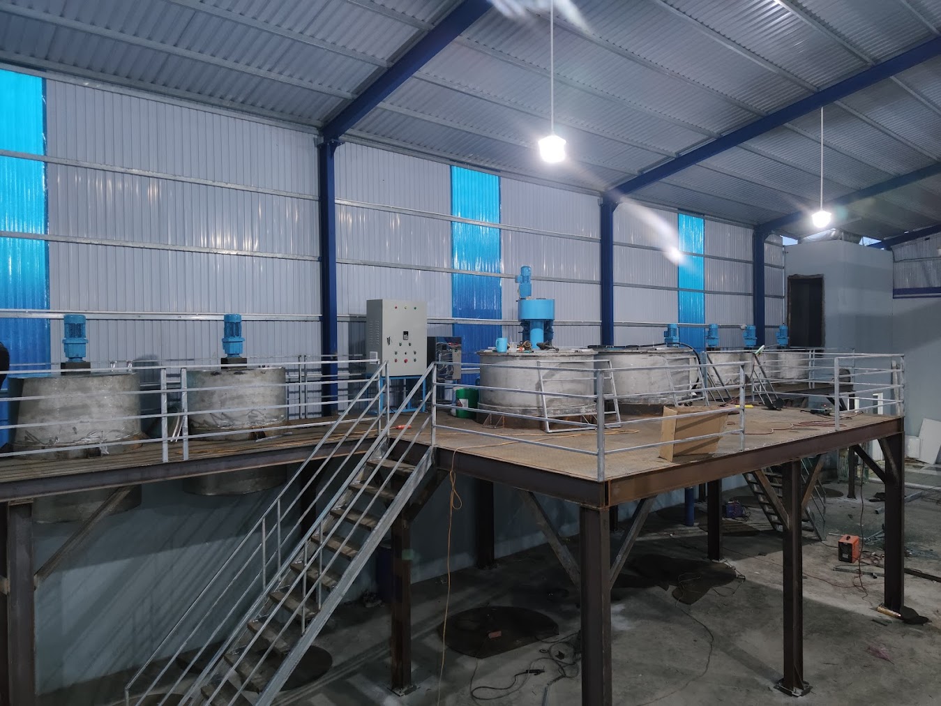 Máy khuấy sơn sàn thao tác 2500 lít - Ảnh 1